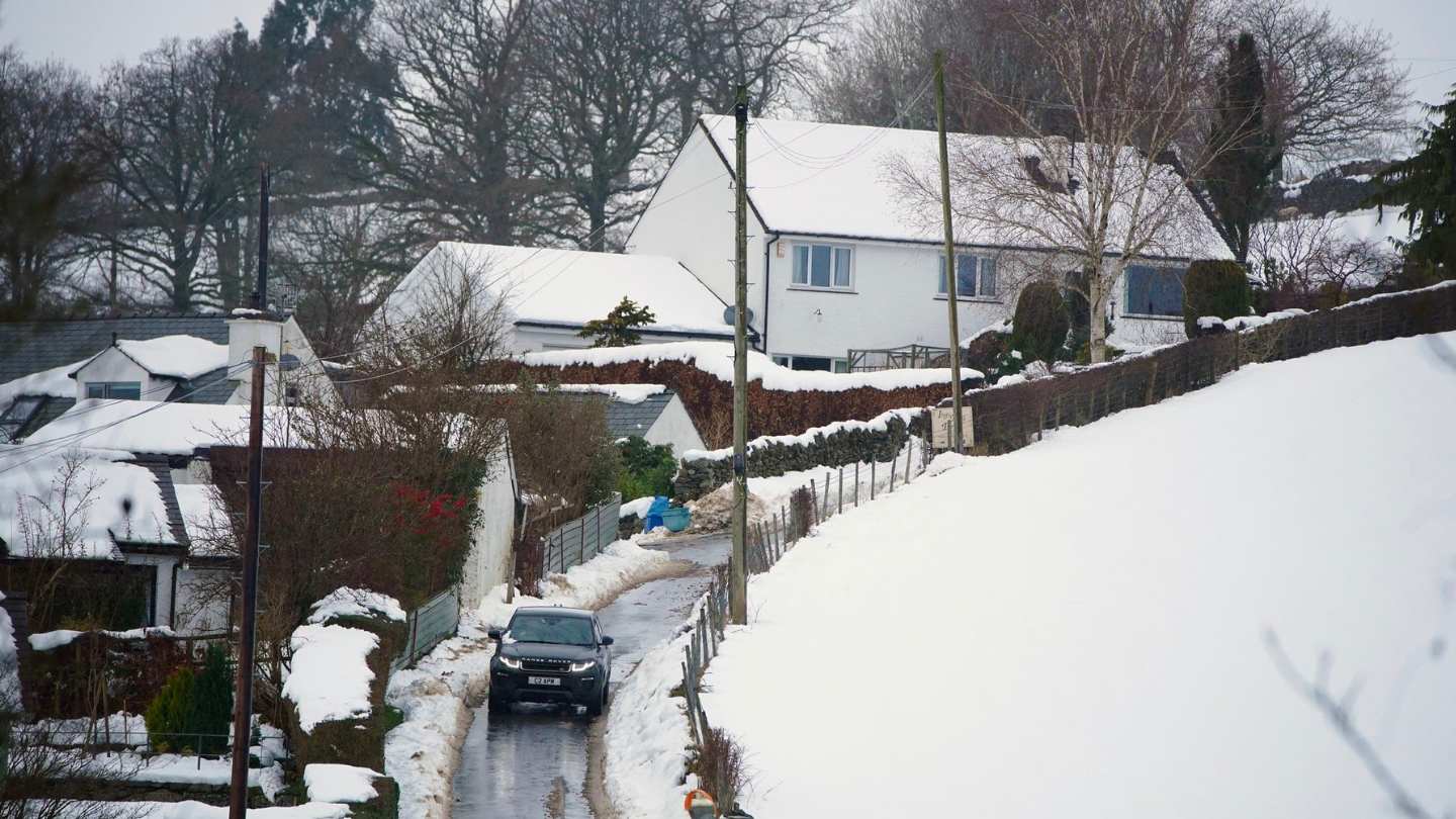Bundle UK: Amber Cold-Health Alert and Snow Forecasted for Parts of England