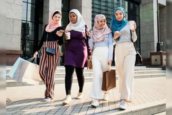 Exploring Islamic Dress Codes: Quranic Guidelines on Hijab, Awrah, and Clothing for Women.